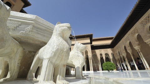 Vista del Patio de los Leones de la Alhambra de Granada