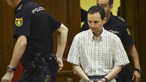 Bretón a su llegada a la sala donde lo juzgan Bretón a su llegada a la sala donde lo juzgan