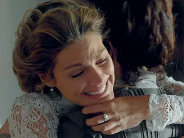 Alicia abraza a su madre Alicia abraza a su madre