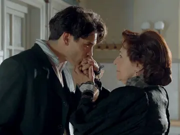 Julio besa la mano de Ángela Julio besa la mano de Ángela