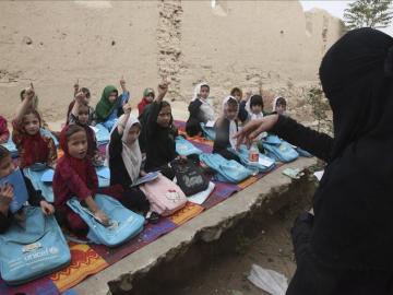 Un grupo de niñas recibiendo clase en una improvisada escuela en Kunduz (Afganistán)