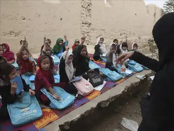 Un grupo de niñas recibiendo clase en una improvisada escuela en Kunduz (Afganistán) Un grupo de niñas recibiendo clase en una improvisada escuela en Kunduz (Afganistán)