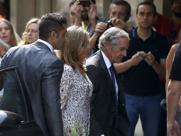 La mujer de Bárcenas es recibida con gritos de "ladrones" en la Audiencia Nacional.