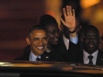 Obama saluda a su llegada a Dakar (Senegal)