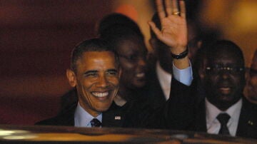 Obama saluda a su llegada a Dakar (Senegal)