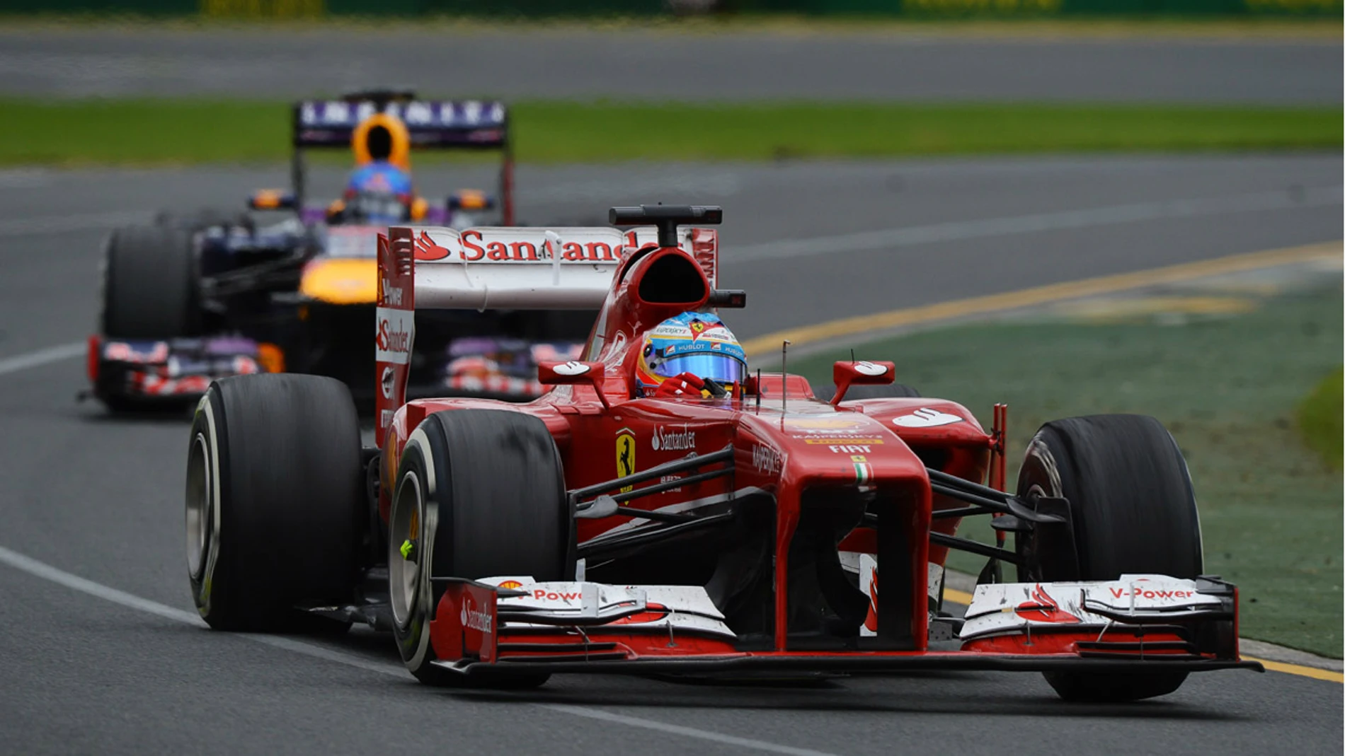 Alonso, delante del Red Bull de Webber