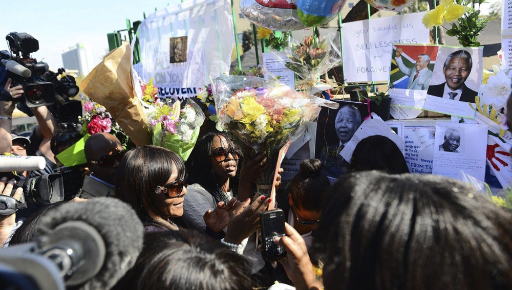 Muchas personas transmiten mensajes de apoyo a Mandela
