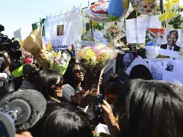 Muchas personas transmiten mensajes de apoyo a Mandela Muchas personas transmiten mensajes de apoyo a Mandela