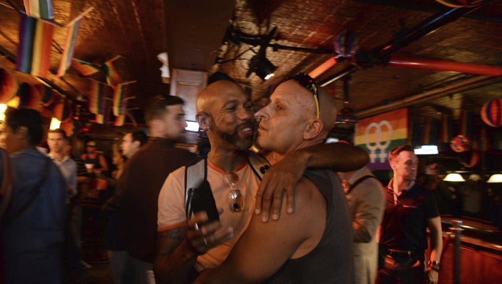 Una pareja gay celebrando el fallo del Supremo