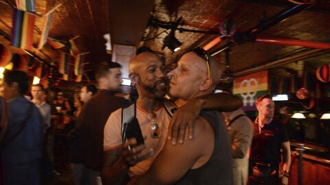 Una pareja gay celebrando el fallo del Supremo