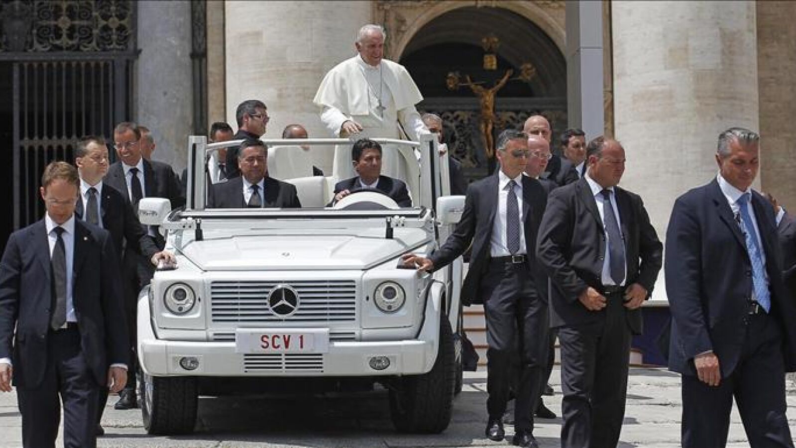 Un prelado italiano entre los tres detenidos en el caso del banco del Vaticano