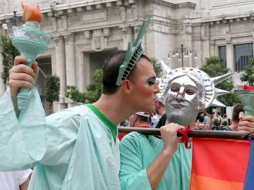 Dos hombres celebran el Día del Orgullo Gay en Milán