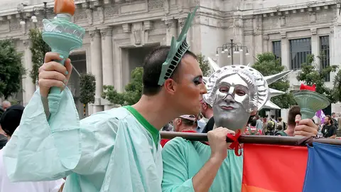Dos hombres celebran el Día del Orgullo Gay en Milán Dos hombres celebran el Día del Orgullo Gay en Milán