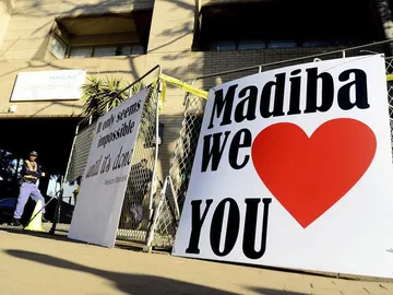 Pancarta de apoyo a Mandela, en las puertas del hospital en Pretoria Pancarta de apoyo a Mandela, en las puertas del hospital en Pretoria