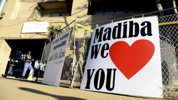 Pancarta de apoyo a Mandela, en las puertas del hospital en Pretoria 