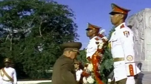 Kim Kyok Sik realiza una ofrenda floral en La Habana Kim Kyok Sik realiza una ofrenda floral en La Habana
