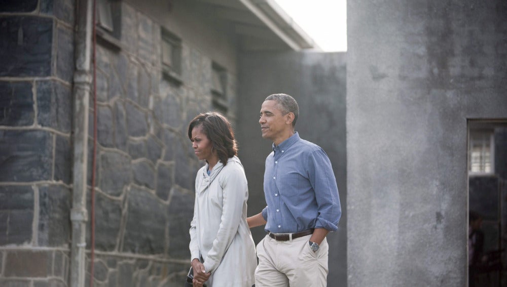 Obama y su mujer Michelle, en al prisión de Robben Island