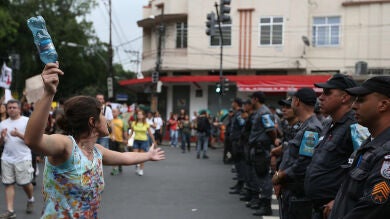 Miles de manifestantes marchan hacia un Maracaná blindado por la Policía
