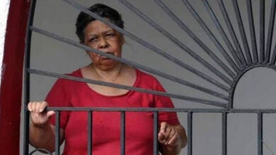 Una mujer mantiene 13 meses el cadáver de su esposo en una cama por si resucita