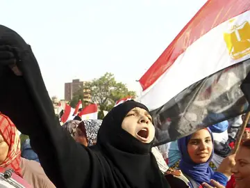 Una mujer protesta en la plaza Tahrir Una mujer protesta en la plaza Tahrir