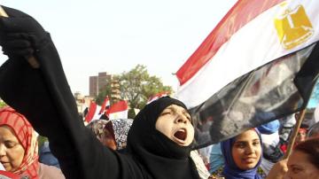 Una mujer protesta en la plaza Tahrir