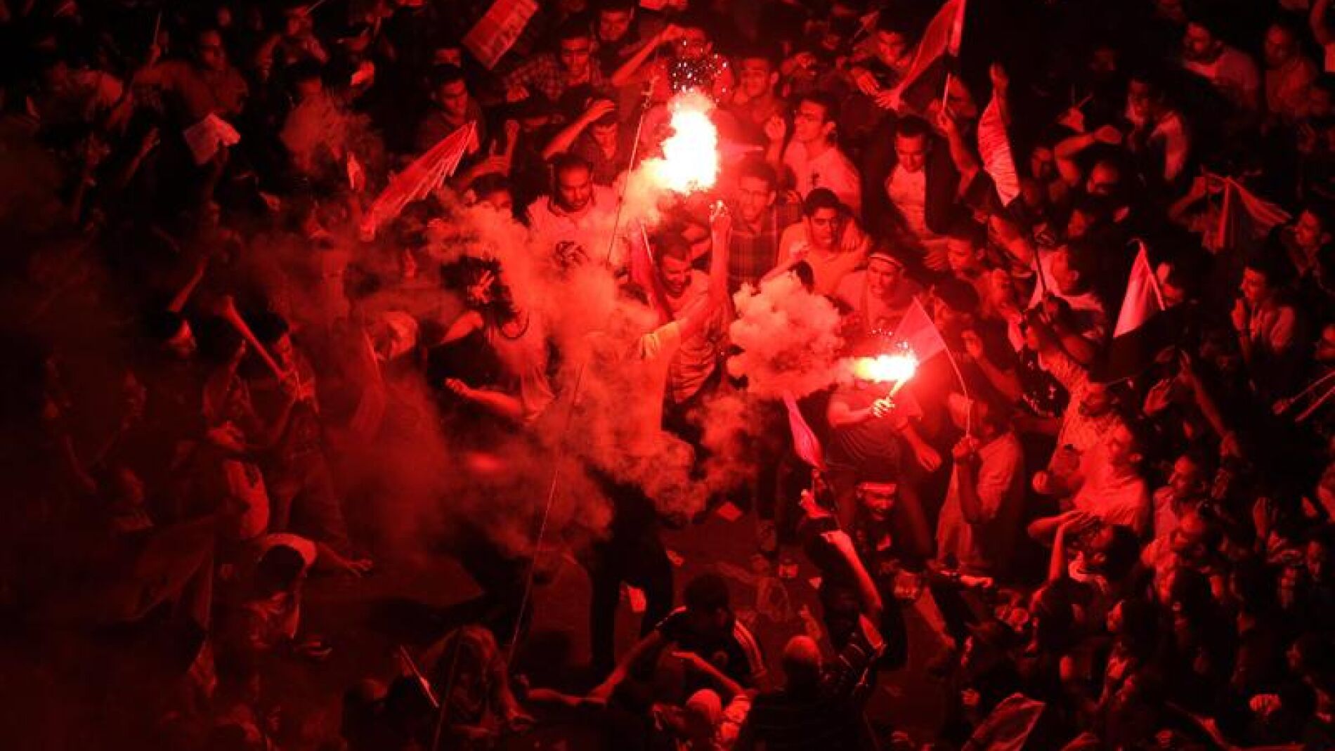 Varios manifestantes protestan contra Mursi en la plaza Tahrir de El Cairo