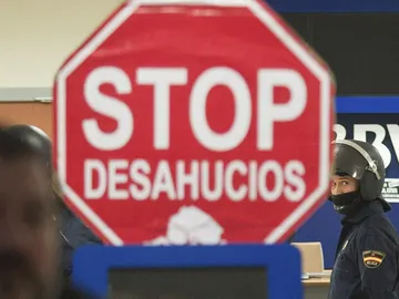 Cartel de "Stop Desahucios" delante de una sucursal del BBVA. Cartel de "Stop Desahucios" delante de una sucursal del BBVA.