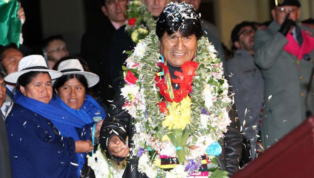 Evo Morales es recibido por la multitud tras aterrizar en La Paz