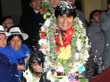 Evo Morales es recibido por la multitud tras aterrizar en La Paz