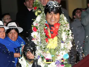Evo Morales es recibido por la multitud tras aterrizar en La Paz Evo Morales es recibido por la multitud tras aterrizar en La Paz