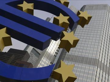 Vista del logotipo del euro frente a la sede del Banco Central Europeo (BCE)