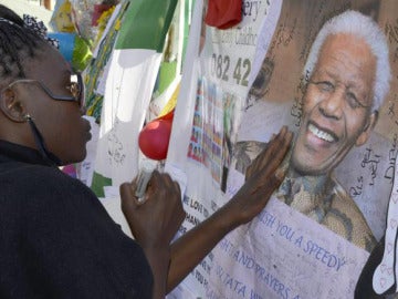 Una joven sudafricana reza por la salud de Nelson Mandela