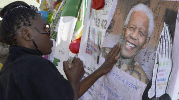 Una joven sudafricana reza por la salud de Nelson Mandela