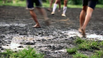 Un grupo de jóvenes juega al fútbol