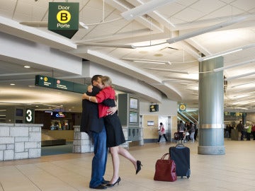 Una pareja se despide en un aeropuerto