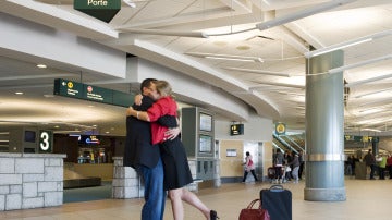 Una pareja se despide en un aeropuerto