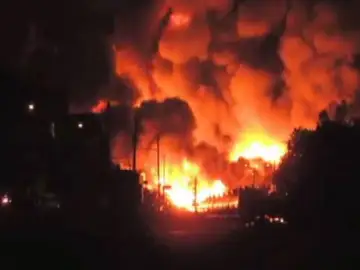 Un tren en Canadá cargado de petróleo explosiona en medio de una ciudad Un tren en Canadá cargado de petróleo explosiona en medio de una ciudad