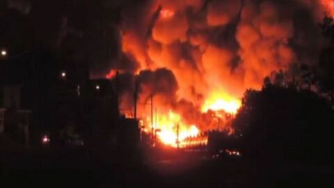 Un tren en Canad&aacute; cargado de petr&oacute;leo explosiona en medio de una ciudad