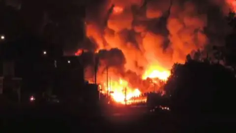 Un tren en Canadá cargado de petróleo explosiona en medio de una ciudad Un tren en Canadá cargado de petróleo explosiona en medio de una ciudad