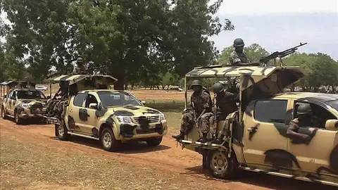 Soldados nigerianos llegan a Yola, Nigeria Soldados nigerianos llegan a Yola, Nigeria