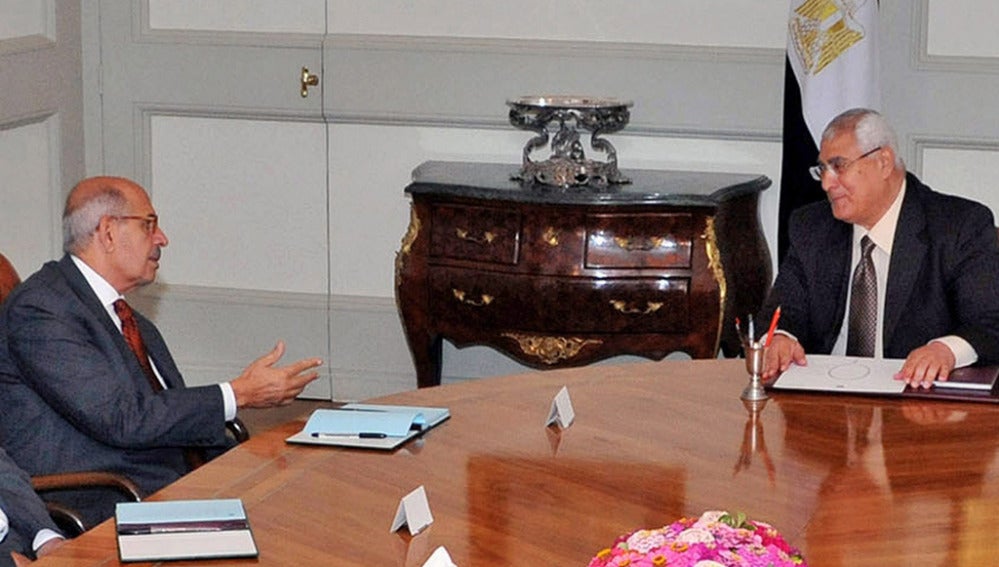 Adli Mansour hablando con el premio nobel de la paz Mohamed el Baradei, en El Cairo