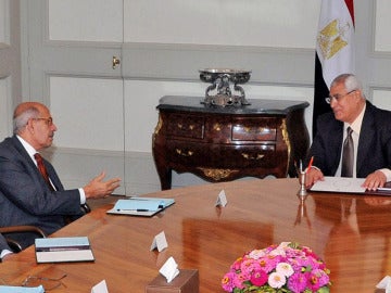 Adli Mansour hablando con el premio nobel de la paz Mohamed el Baradei, en El Cairo