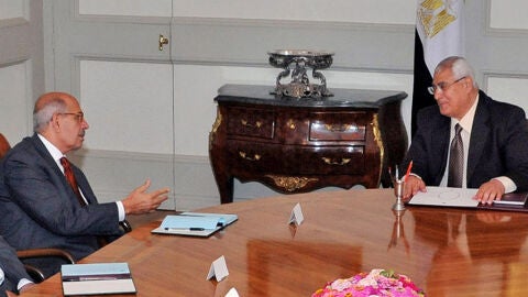 Adli Mansour hablando con el premio nobel de la paz Mohamed el Baradei, en El Cairo