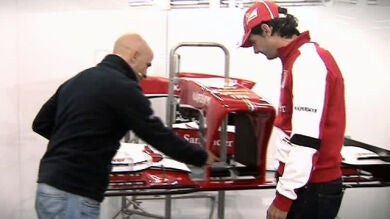 De la Rosa muestra los secretos del garaje de Ferrari