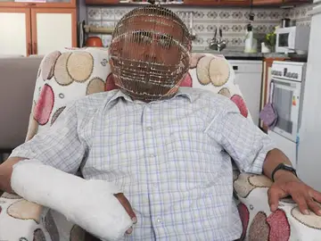 İbrahim Yücel con su jaula para dejar de fumar İbrahim Yücel con su jaula para dejar de fumar