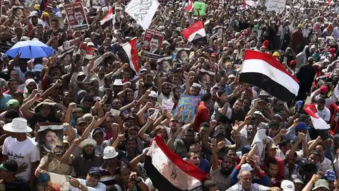 Al menos 51 muertos tras un asalto contra islamistas afines a Mursi en Egipto Al menos 51 muertos tras un asalto contra islamistas afines a Mursi en Egipto