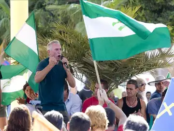 Cañamero habla ante la multitud Cañamero habla ante la multitud