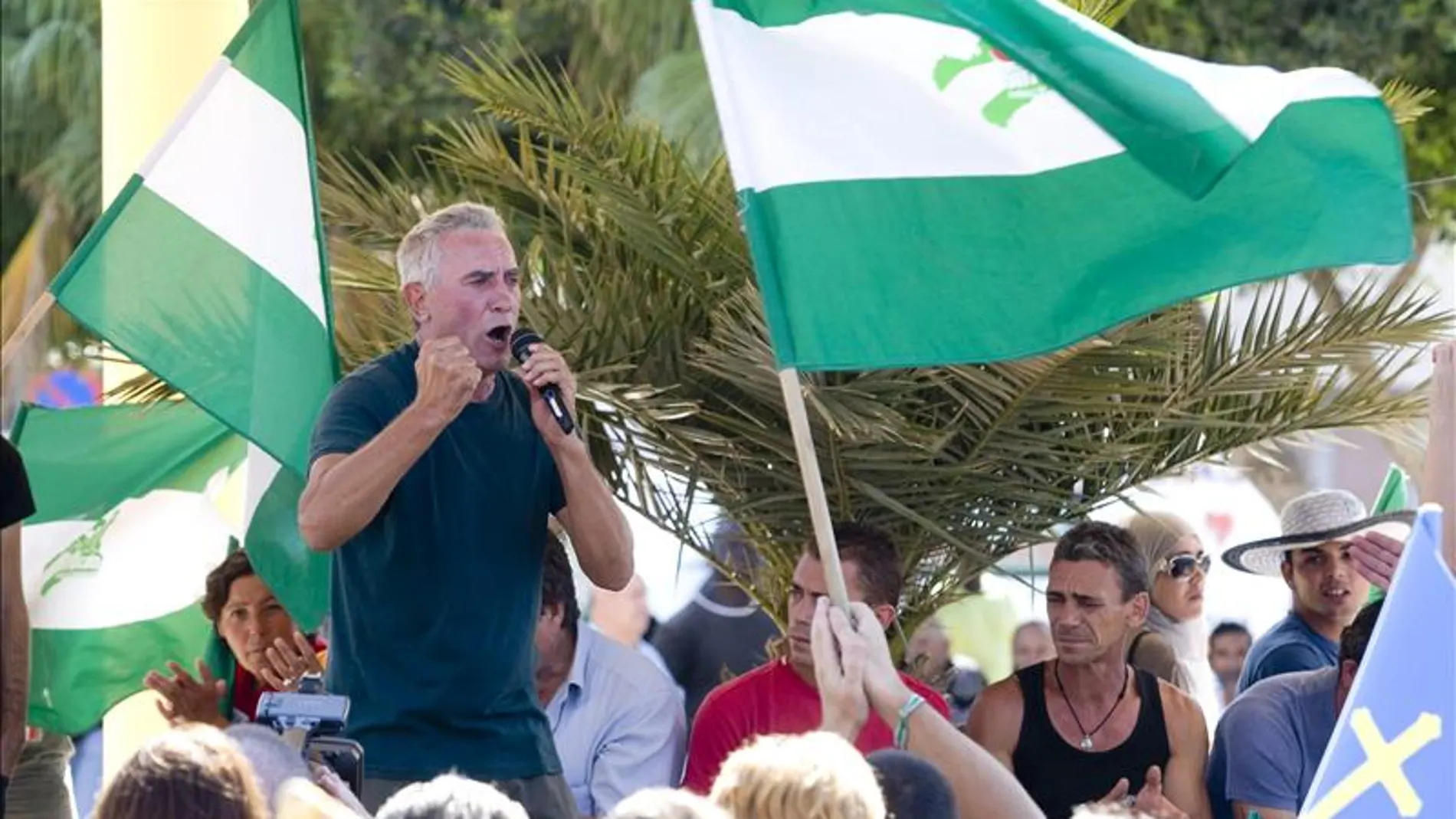 Cañamero habla ante la multitud Cañamero habla ante la multitud