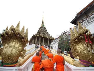 Monjes budistas caminan hacia el templo Phra Phutthabat Monjes budistas caminan hacia el templo Phra Phutthabat