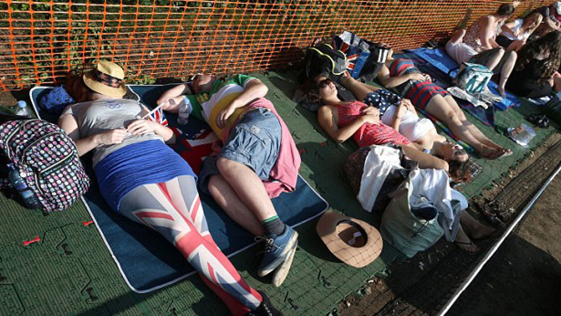Un grupo de aficionados hace cola para comprar entradas de Wimbledon